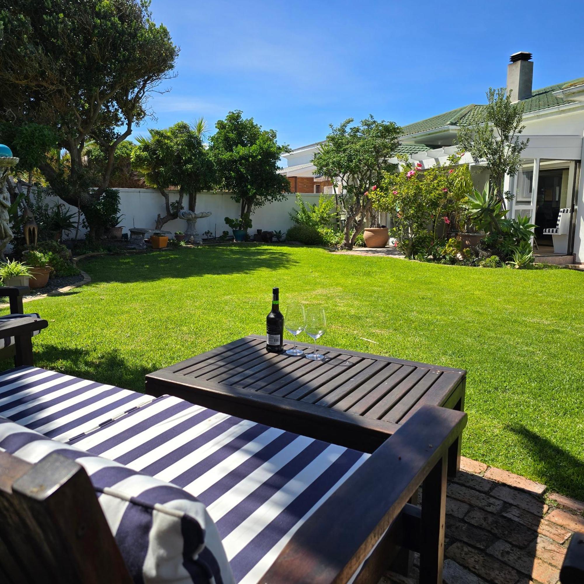 Swept Away Guesthouse - No-Loadshedding Yzerfontein Eksteriør billede